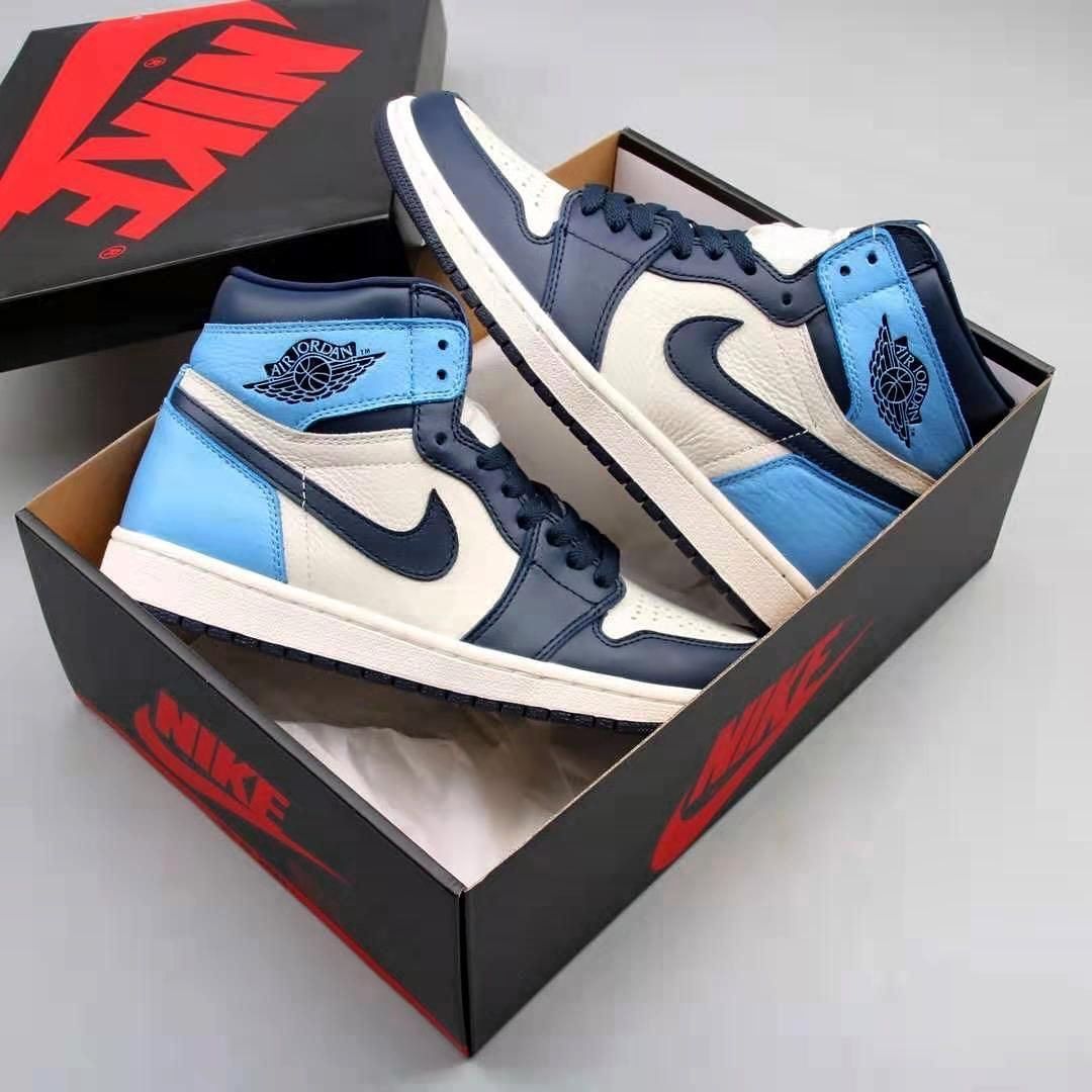 Flatlay van de Jordan 1 Obsidian en OG-box – toont het kleurcontrast tussen Obsidian blauw en witte panelen
