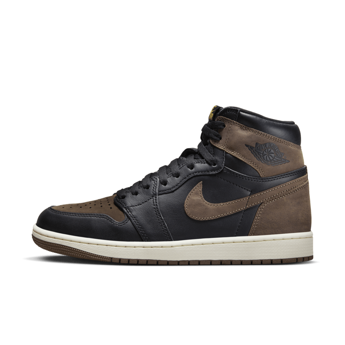 Zijkant van de Air Jordan 1 Palomino met zwart leer, bruine suède overlays en gouden Nike Air tongue label – krachtige retro uitstraling met luxe feel
