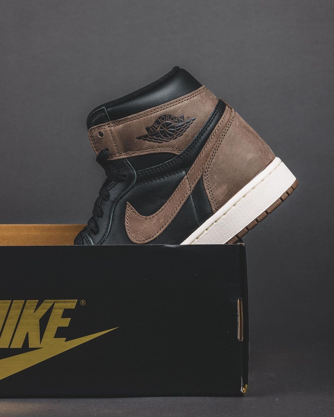 Bovenaanzicht van beide sneakers gedragen – zicht op de zwarte toebox, veters en tongue met het iconische gouden label