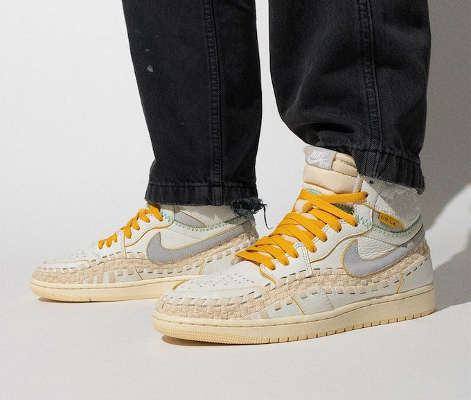 On feet view van de Jordan 1 Summer of ’96 met baggy jeans – zicht op licht canvas, dubbele tong en retro og vibe uit de jaren ’90