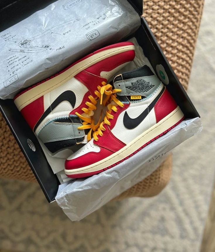 Flatlay met de sneaker, OG-doos en Union-label tag – premium presentatie met retro elementen en collector appeal