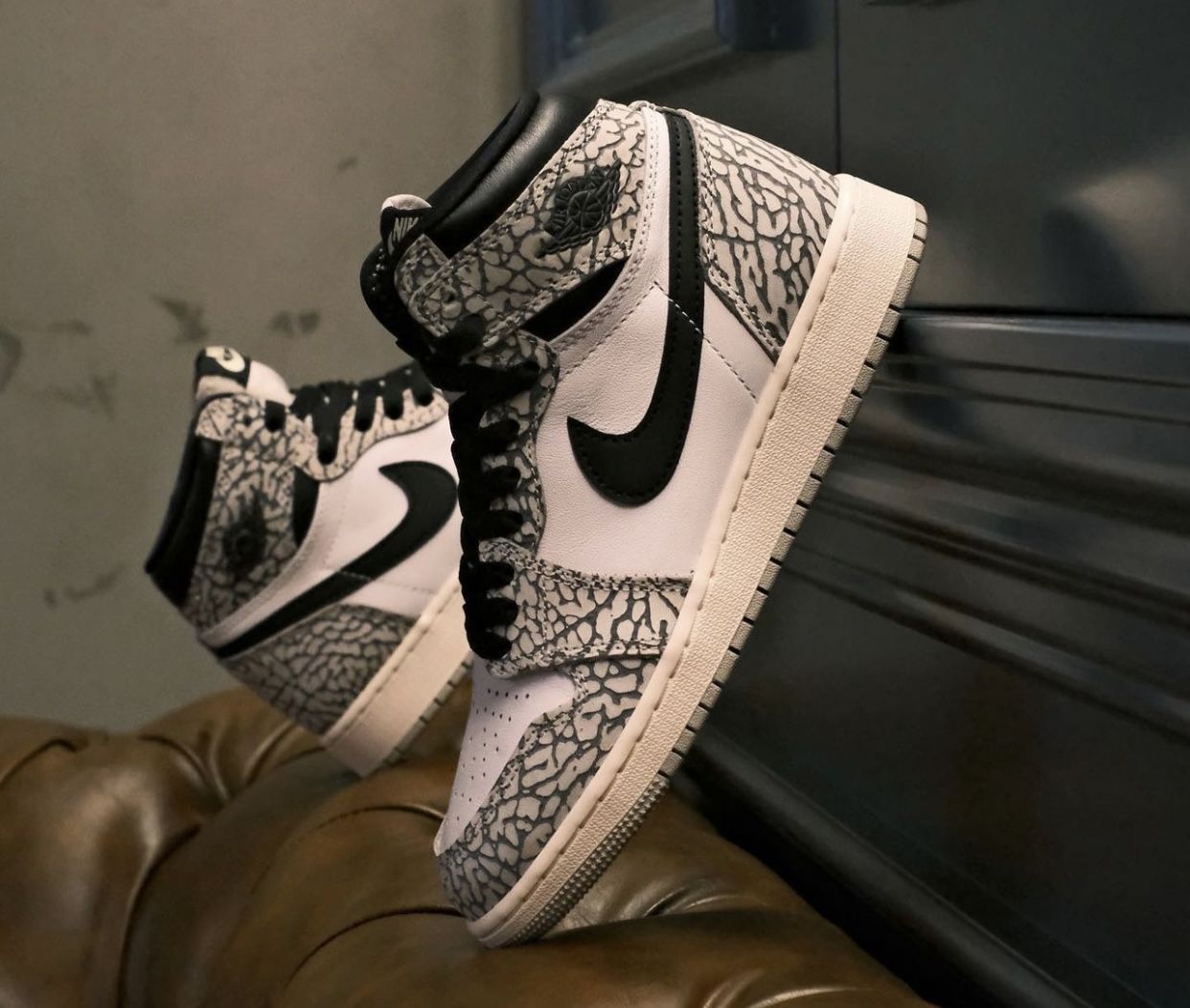 Jordan 1 White Cement on feet gecombineerd met grijze joggers – premium materiaal met old-school uitstraling voor streetwear lovers