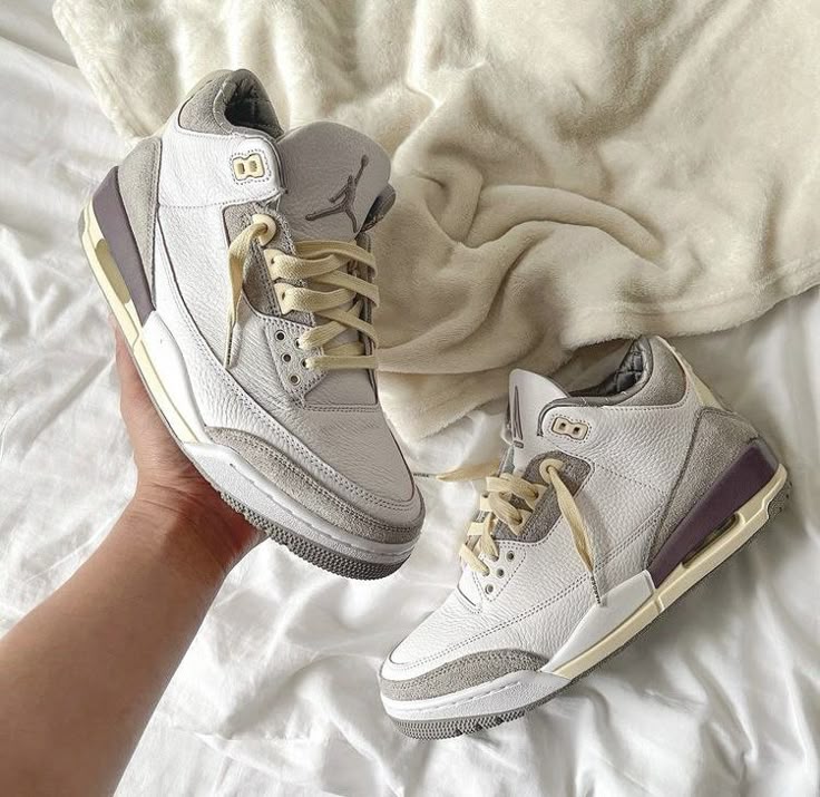 Close-up van Air Jordan 3 Craft Ivory FJ9479-100 met zichtbare Air unit, ivory kleurenschema en luxe afwerking