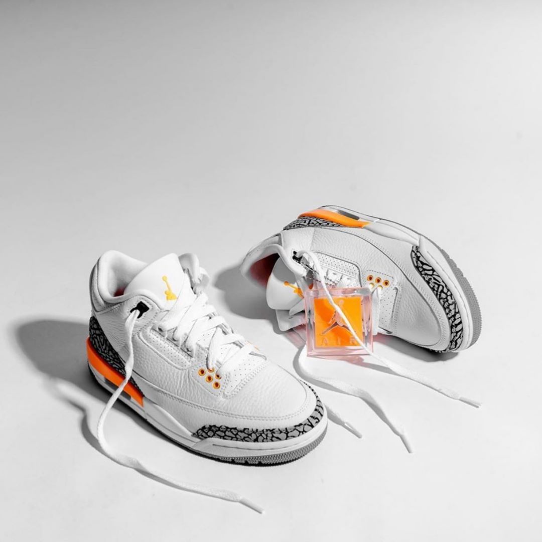 Close-up van Air Jordan 3 Retro Laser Orange CK9246-108 met cement grey elephant print, witte midsole en Laser Orange hielaccent