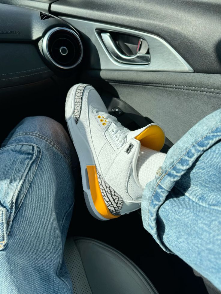 Air Jordan 3 Retro Laser Orange CK9246-108 in hand met premium leer, zichtbare Air unit en oranje Jumpman branding