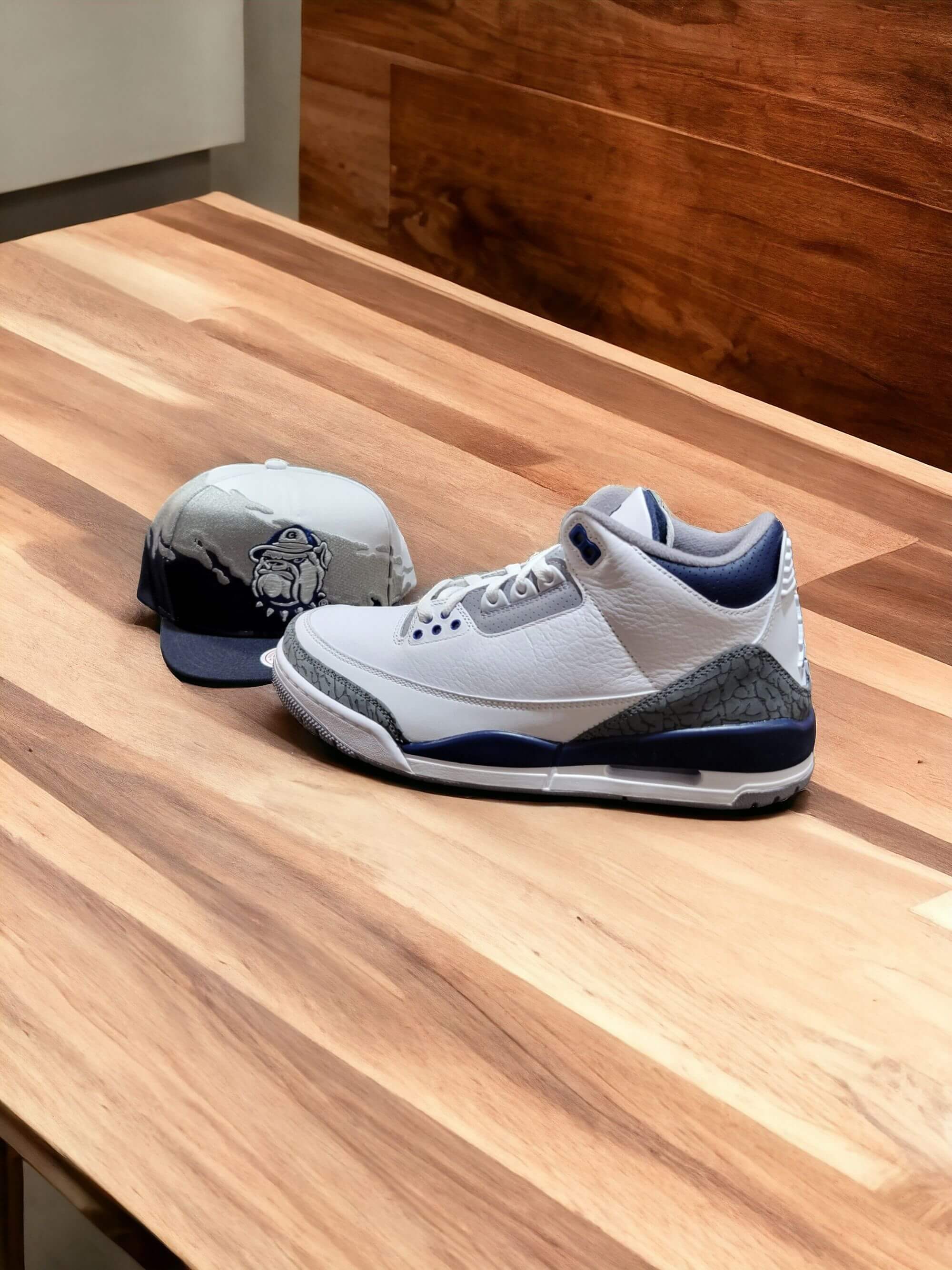 Close-up van Air Jordan 3 Retro Midnight Navy CT8532-140 met zichtbare Air unit, cement grey elephant print en blauwe accenten
