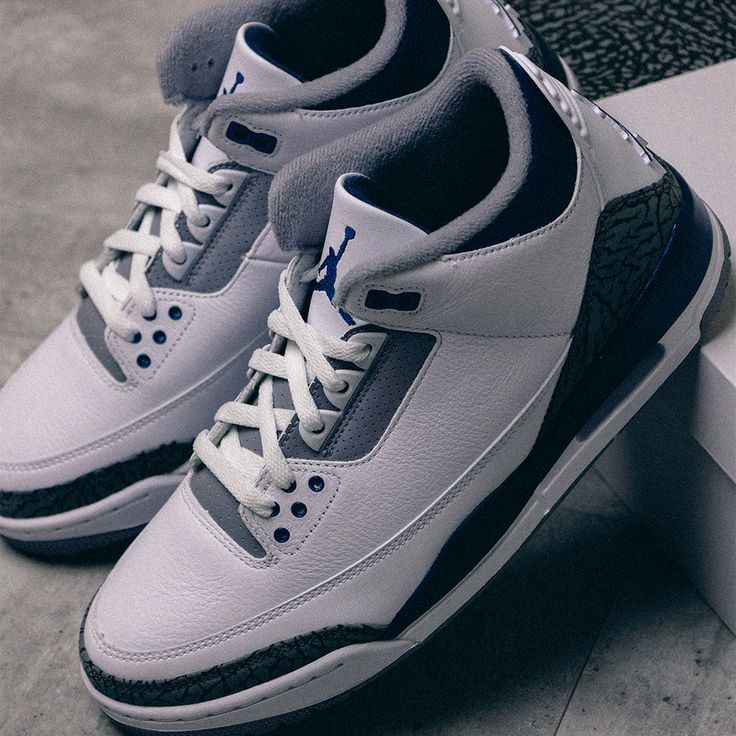 Air Jordan 3 Retro Midnight Navy CT8532-140 on-feet gecombineerd met donkerblauwe cargo pants voor een klassieke streetwear look