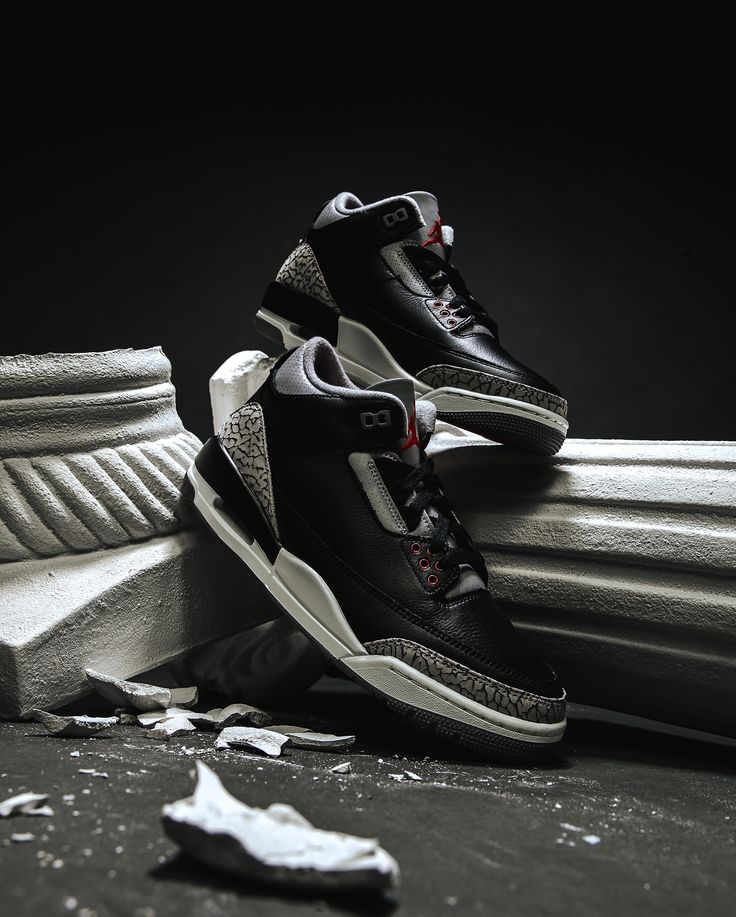 Close-up van Air Jordan 3 Retro Off Noir CT8532-001 met zichtbare Air unit, elephant print en Off Noir nubuck afwerking