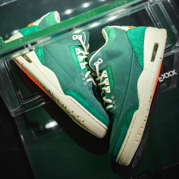 Close-up van Air Jordan 3 Retro SP Nina Chanel Abney Bicoastal FZ7974-300 met grove suède structuur, geperforeerde panelen en subtiel Jumpman-logo