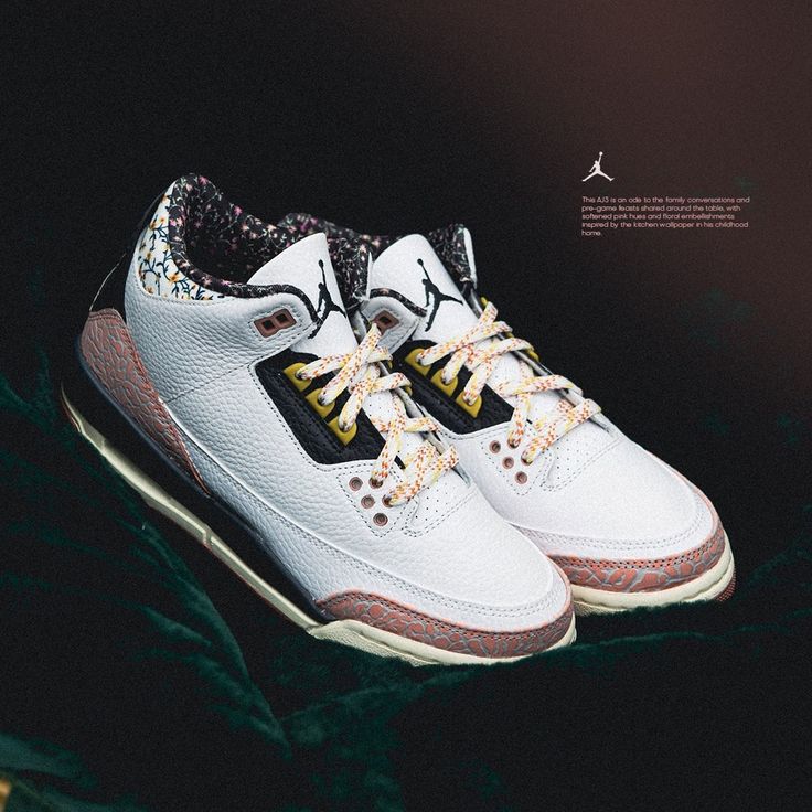 Air Jordan 3 Retro Vintage Floral FZ3620-100 on-feet gecombineerd met lichtblauwe jeans voor een frisse voorjaarslook
