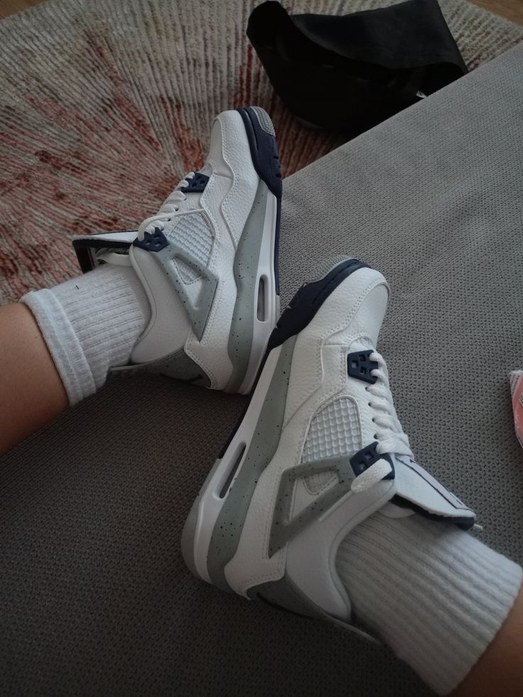 Air Jordan 4 Midnight Navy gestyled aan voet met hoge sokken