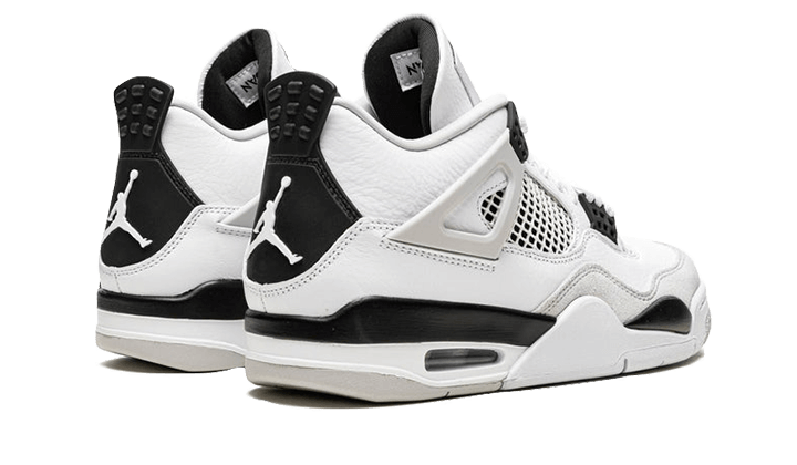Air Jordan 4 Military Black sneaker met zwart hielstuk en grijze accenten achteraanzicht