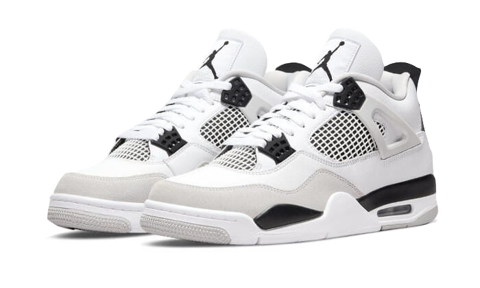 Air Jordan 4 Military Black retro basketbal sneaker met Jumpman logo en mesh panelen vooraanzicht