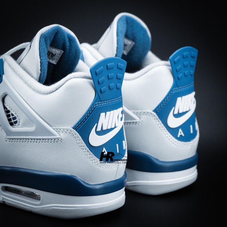 Air Jordan 4 Retro Military Blue met Nike Air logo op de hiel en blauwe accenten achterkant
