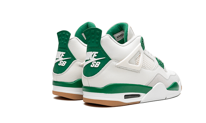 Close-up van de hiel met het Nike Air logo in groen en witte leren panelen.