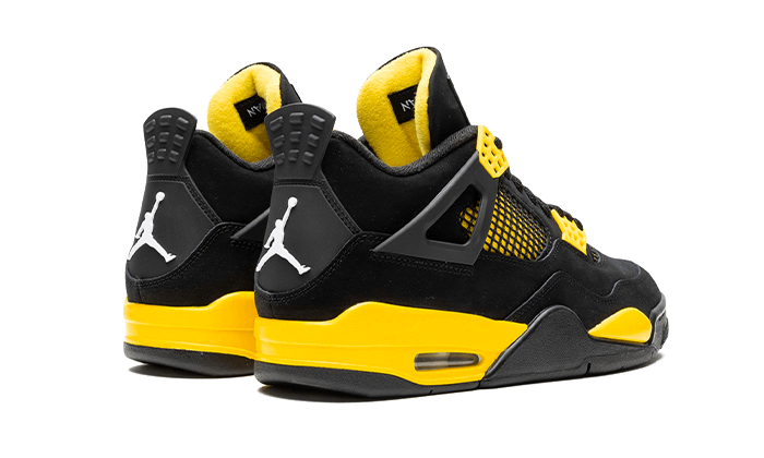 Achteraanzicht van de Air Jordan 4 Thunder 2023, met het Jumpman-logo en felgele middenzool zichtbaar voor sneakerliefhebbers.