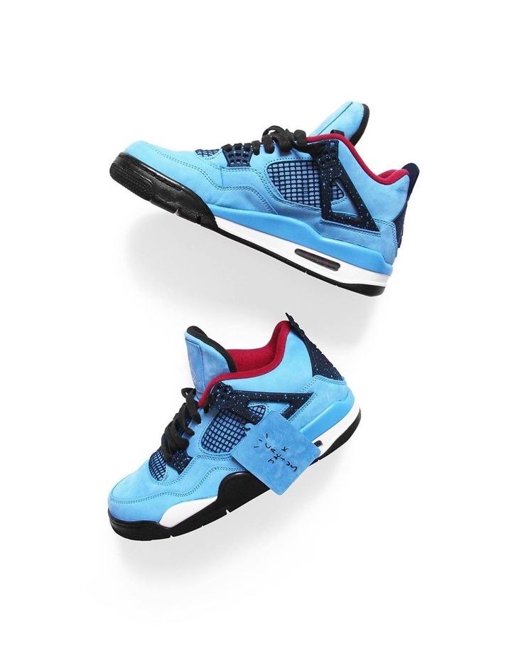 Blauwe Nike Air Jordan 4 Retro Travis Scott Cactus, een blauw suede schoen met een rode binnenkant en zwarte details