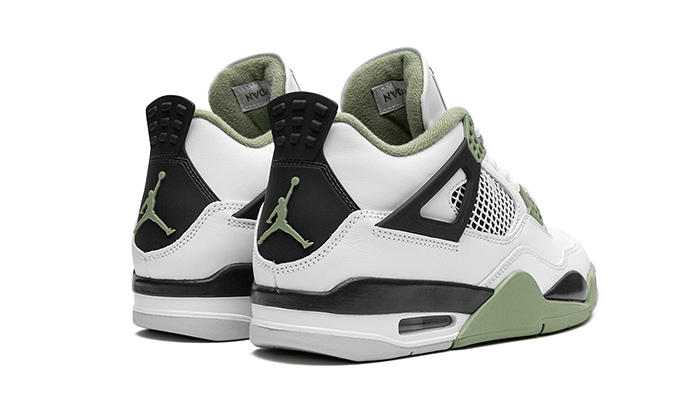 Air Jordan 4 Seafoam bovenaanzicht op neutrale ondergrond met zichtbare details van leer, mesh en groene accenten