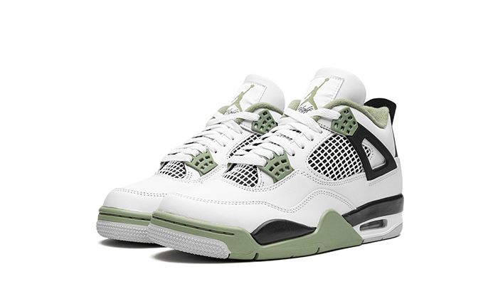 Air Jordan 4 Seafoam gedragen met casual outfit, wit bovenwerk en Seafoam groene middenzool zichtbaar