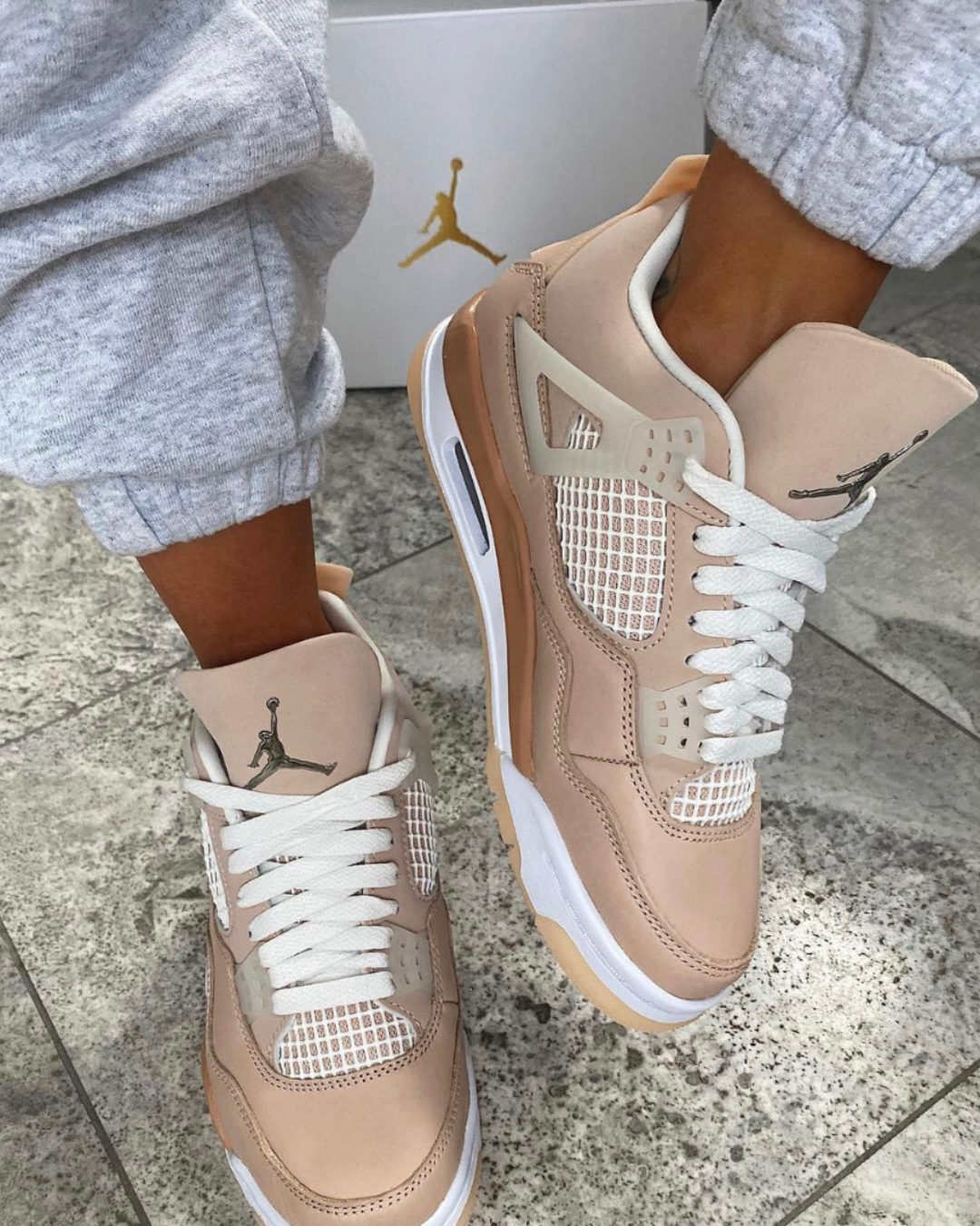 Nike Air Jordan 4 Shimmer - Lichtroze hoge dames schoen met witte veters en witte details