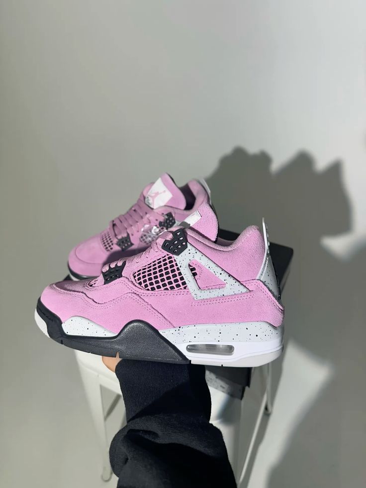 Air Jordan 4 WMNS Orchid in foto studio in hand