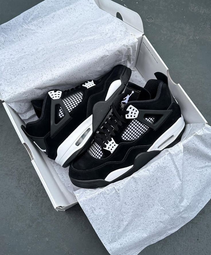 Air Jordan 4 White Thunder in originele doos, ongedragen en compleet met accessoires, klaar voor verzameling of direct dragen