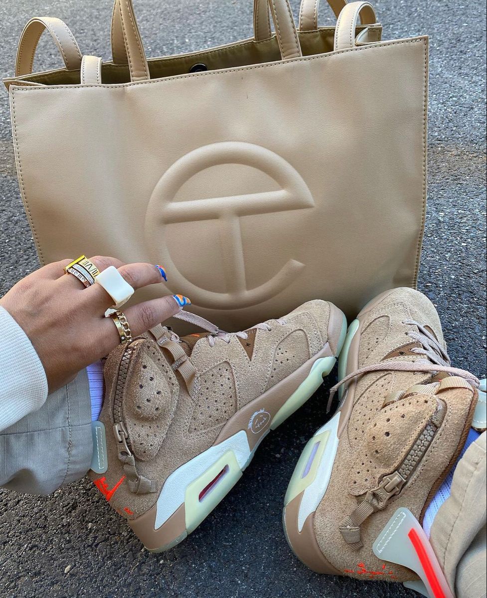Close-up van Air Jordan 6 Travis Scott British Khaki DH0690-200 met stash pocket, perforaties en glow outsole