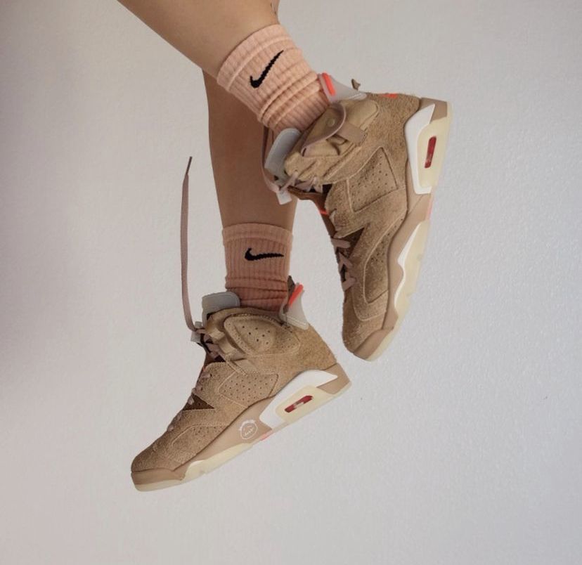 Air Jordan 6 Travis Scott British Khaki DH0690-200 in hand met premium suède, Cactus Jack branding en militaire details