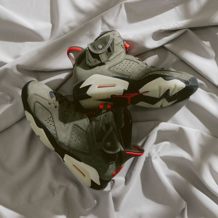Close-up van Air Jordan 6 Travis Scott Medium Olive CN1084-200 met perforaties, zichtbare Air unit en Cactus Jack branding