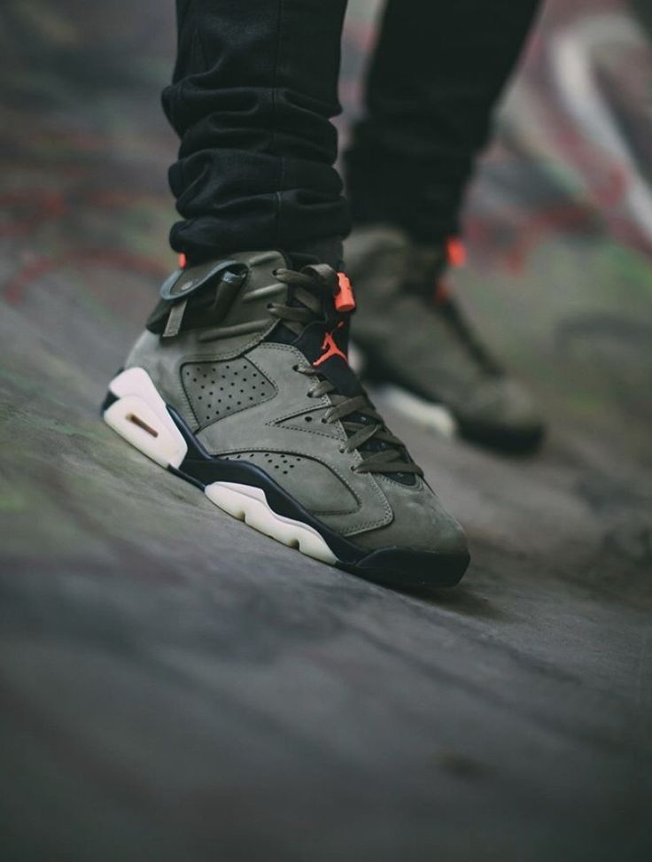 Air Jordan 6 Travis Scott Medium Olive CN1084-200 on-feet gecombineerd met cargobroek voor een militaire streetwear look