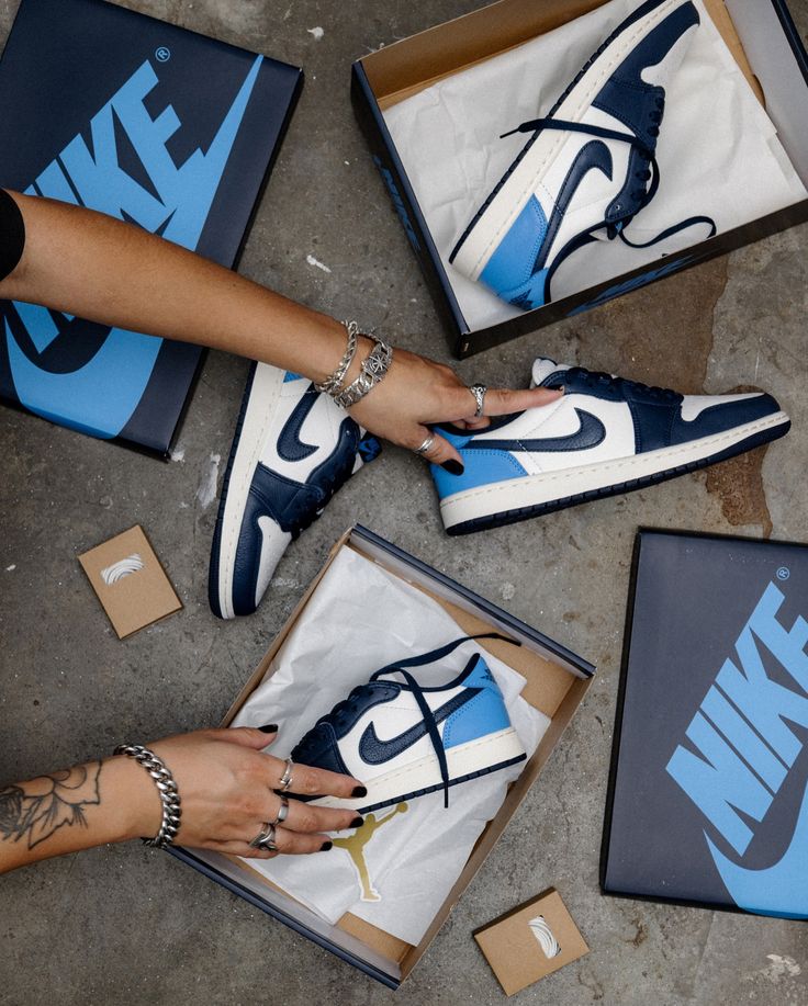 Air jordan 1 low obsidian in hand. HD kwaliteit banner