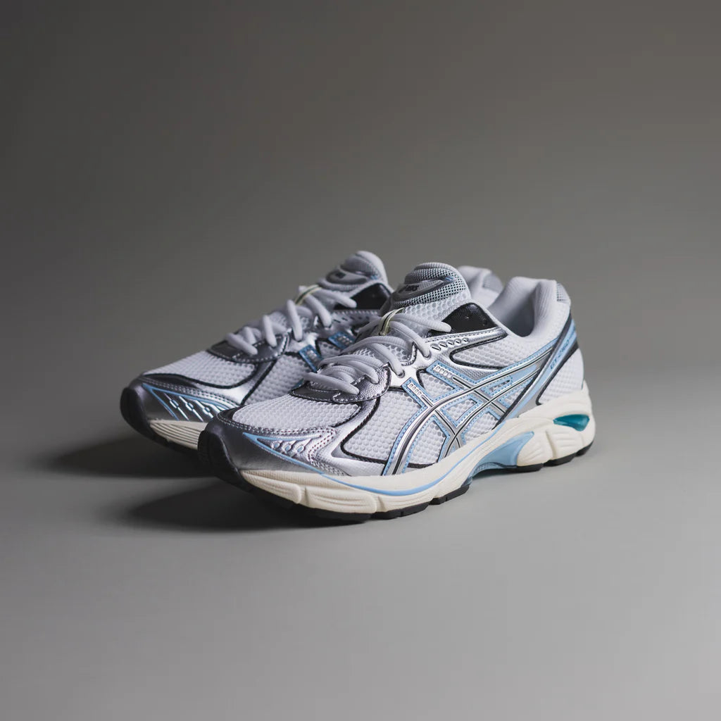 ASICS GT-2160 White Pure Silver 1203A655-100 on-feet gecombineerd met lichtgrijze cargobroek voor een sportief-casual look