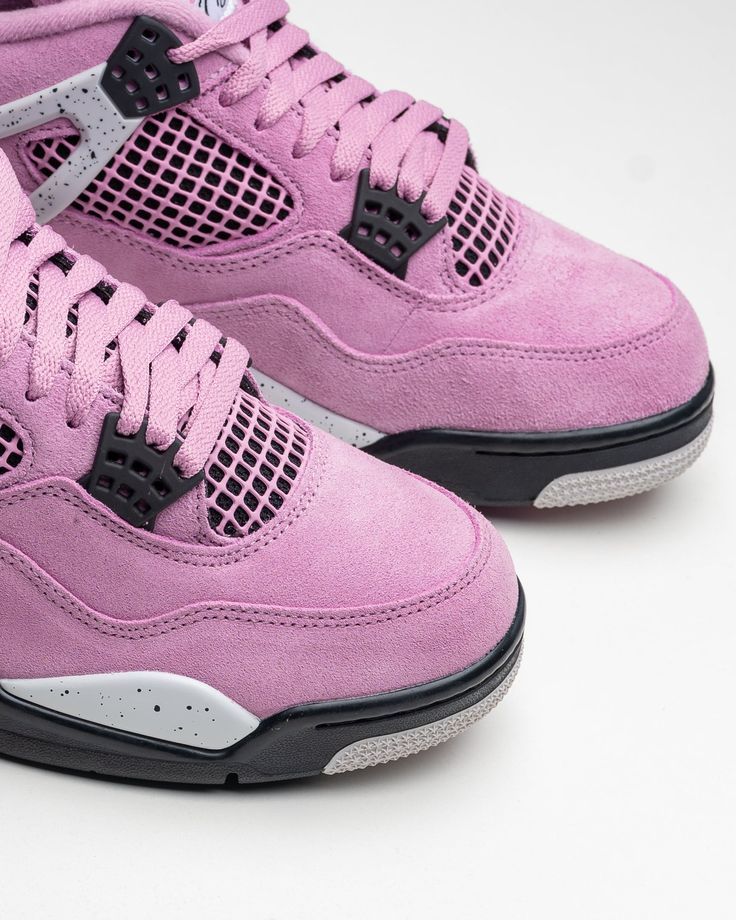 Air Jordan 4 WMNS Orchid close up van roze/paarse suede stof en veters en zwarte details