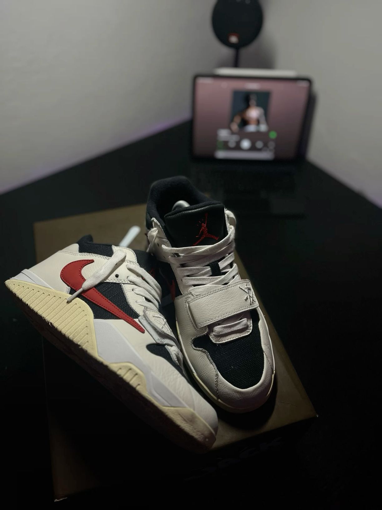 Jordan Jumpman Jack TR Travis Scott University Red FZ8117-101 in hand met premium materialen en Cactus Jack branding