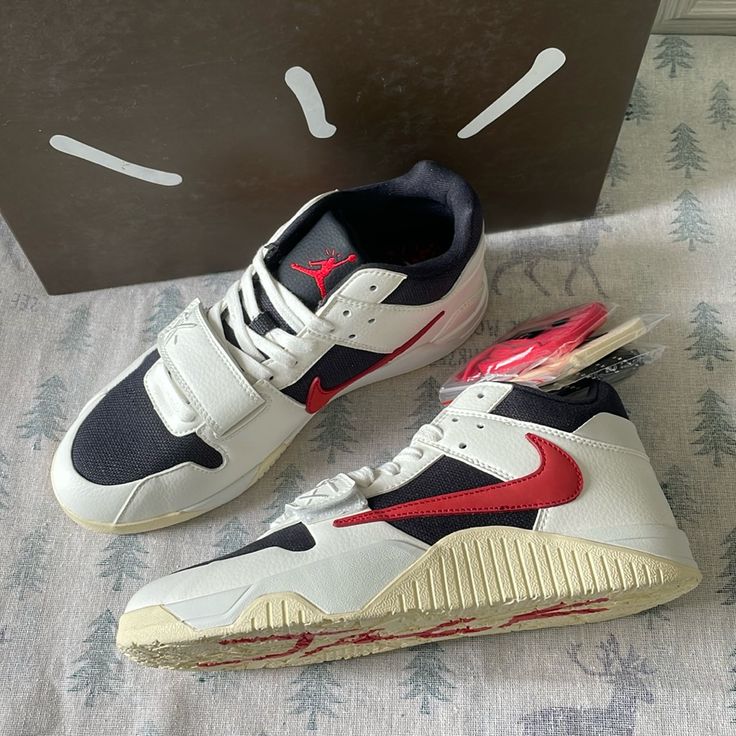 Jordan Jumpman Jack TR Travis Scott University Red FZ8117-101 on-feet gecombineerd met zwarte cargobroek voor een opvallende streetwear look