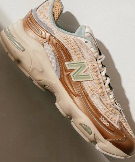 Bovenaanzicht van de New Balance 1000 Desert Clay M1000DG met lichtbruine veters, ademend mesh en claykleurige afwerking