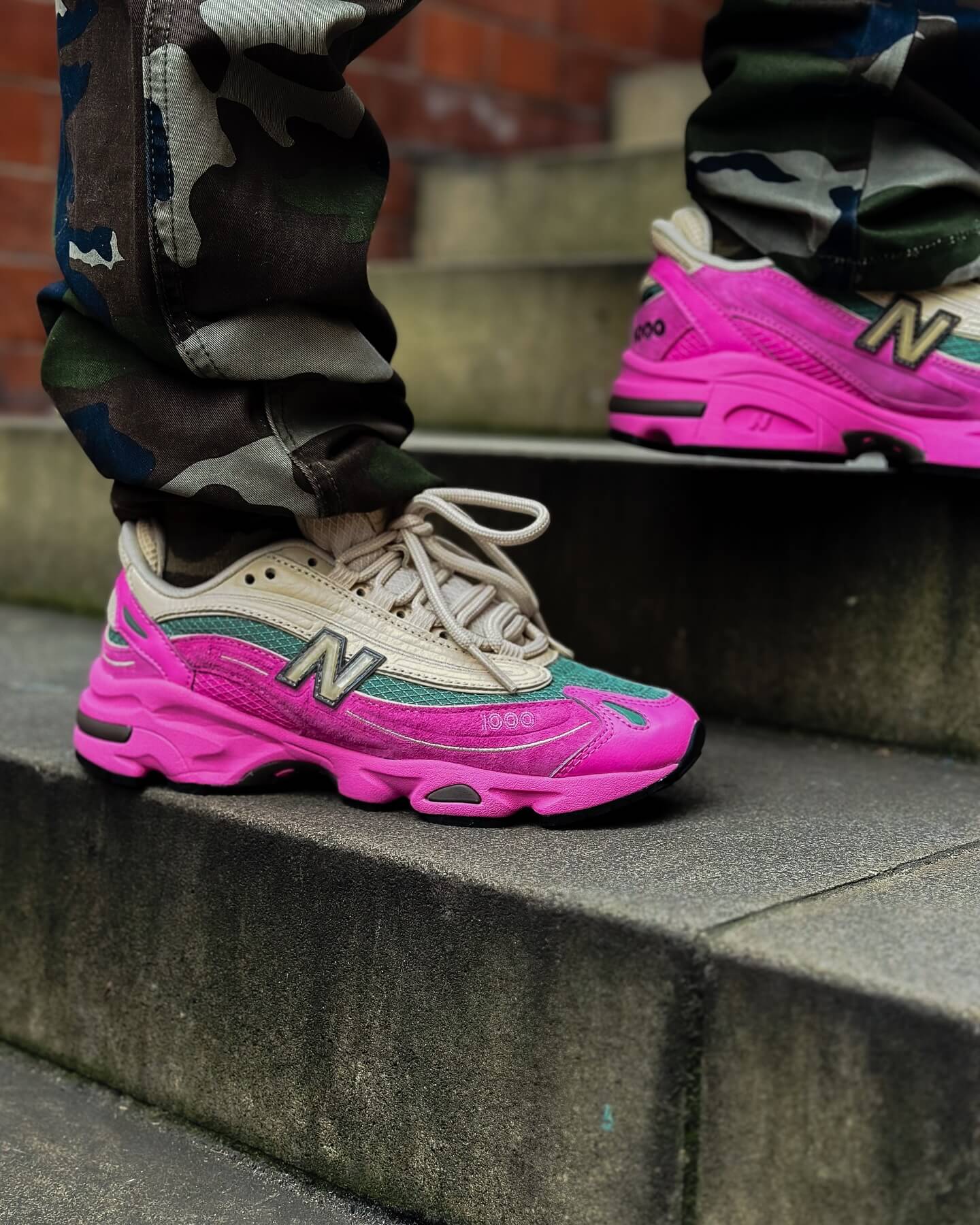 Bovenaanzicht van de New Balance 1000 Real Pink Sandstone M1000RP met ademend mesh, roze details en stevige pasvorm