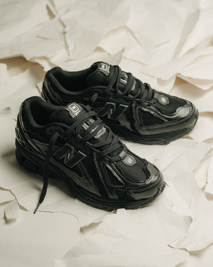New Balance 1906D Protection Pack Black Leather on-feet gestyled met zwarte pants en minimalistische fit