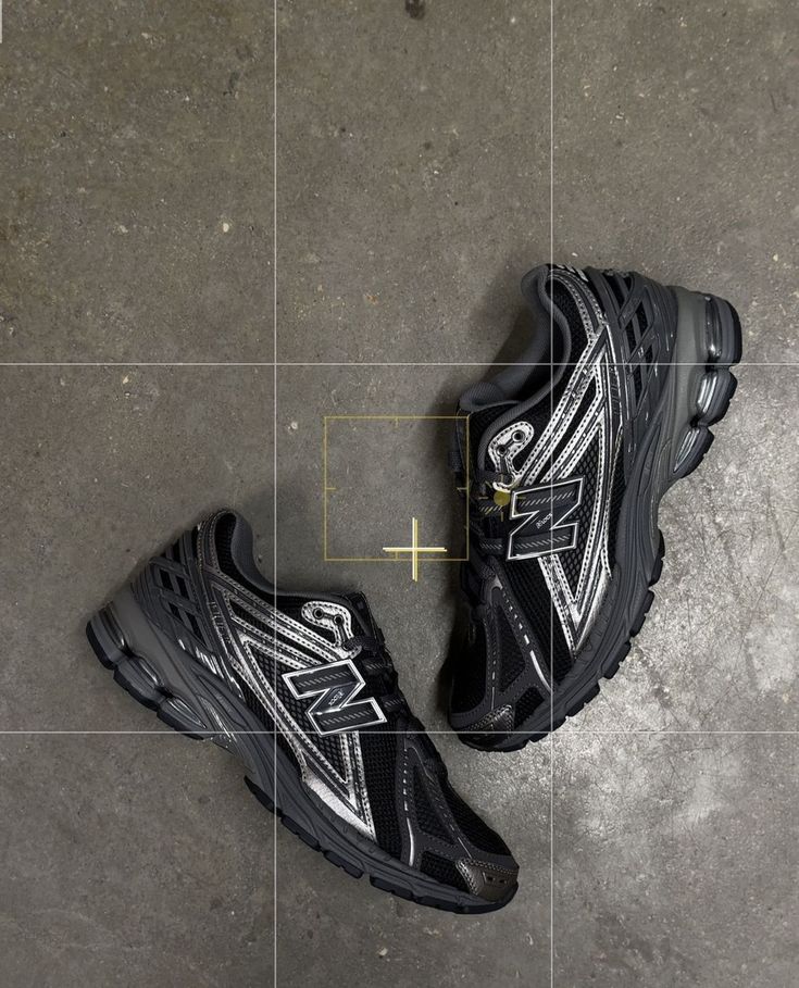 Bovenaanzicht van de New Balance 1906D Black Leather met ruwe leren afwerking en matte zoolconstructie