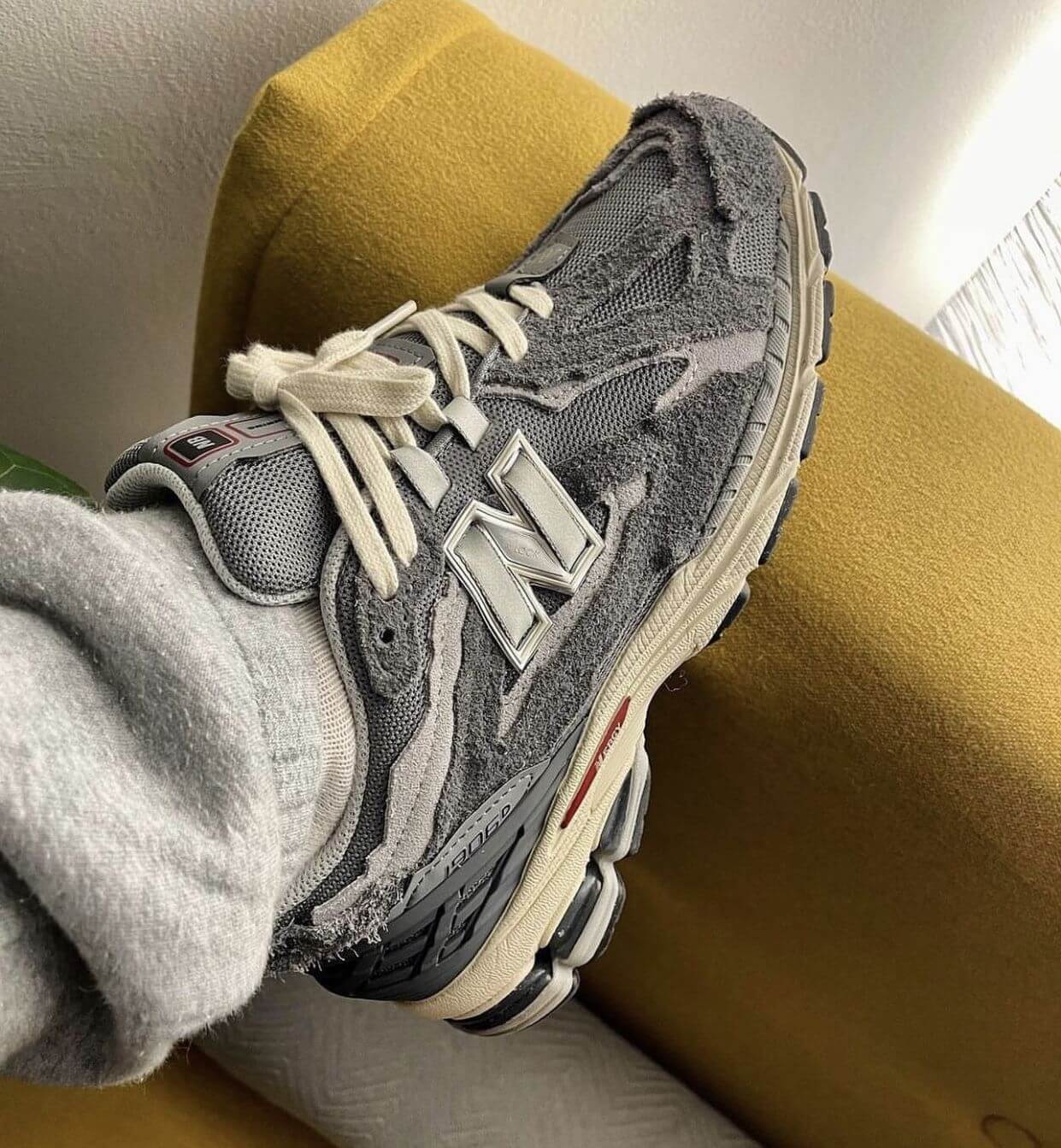Bovenaanzicht van de New Balance 1906D Harbor Grey met distressed details en technische mesh upper