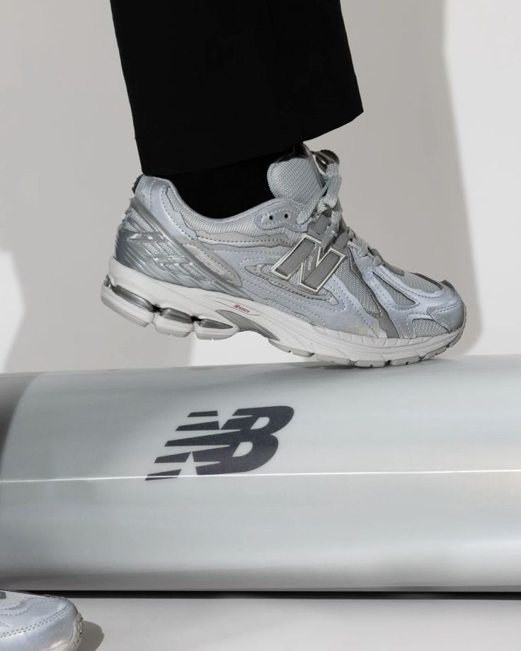 New Balance 1906D Silver Metallic met originele doos, extra veters en technische zoolstructuur zichtbaar