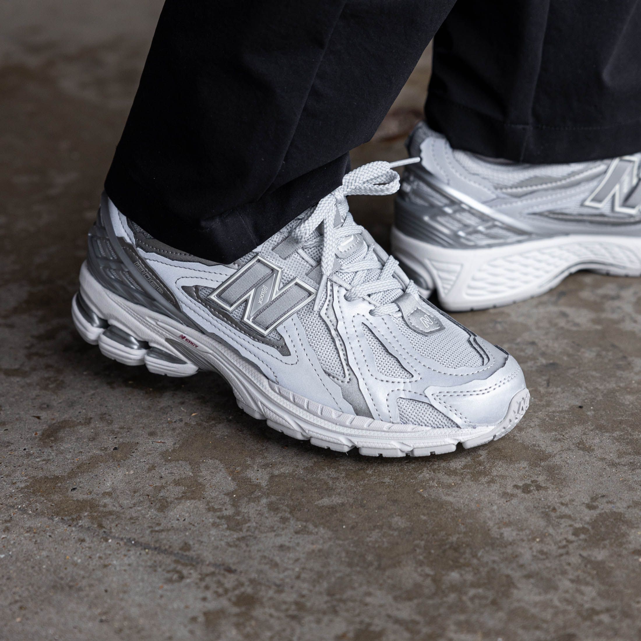 New Balance 1906D Protection Pack Silver Metallic on-feet met reflecterende accenten en brede fit look