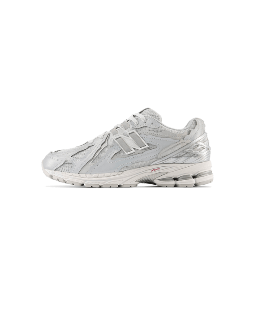 New Balance 1906D Protection Pack Silver Metallic zijaanzicht met metallic overlays en gerafelde randen