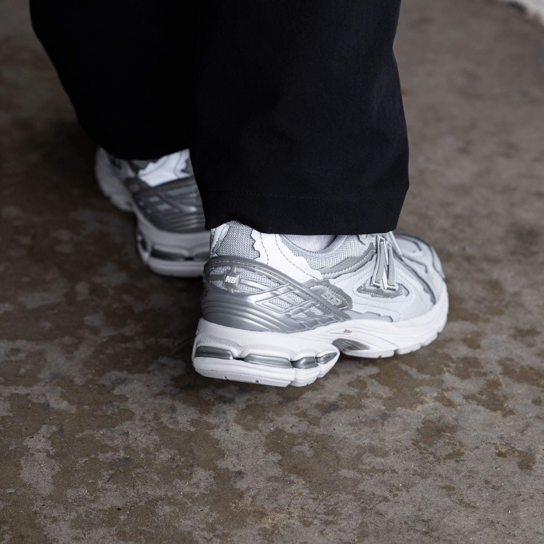 Bovenaanzicht van de New Balance 1906D Silver Metallic met opengewerkt mesh en zilverkleurige details