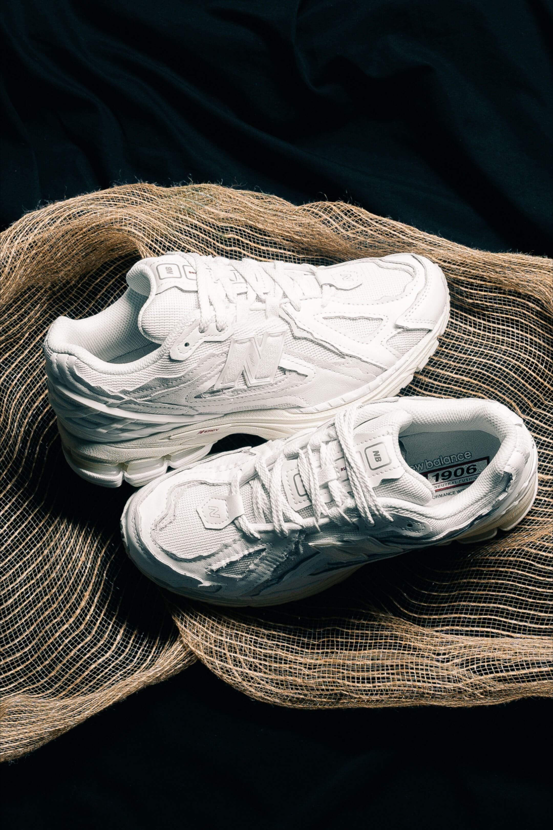 New Balance 1906D White met originele doos, extra witte veters en subtiele logo-accenten zichtbaar