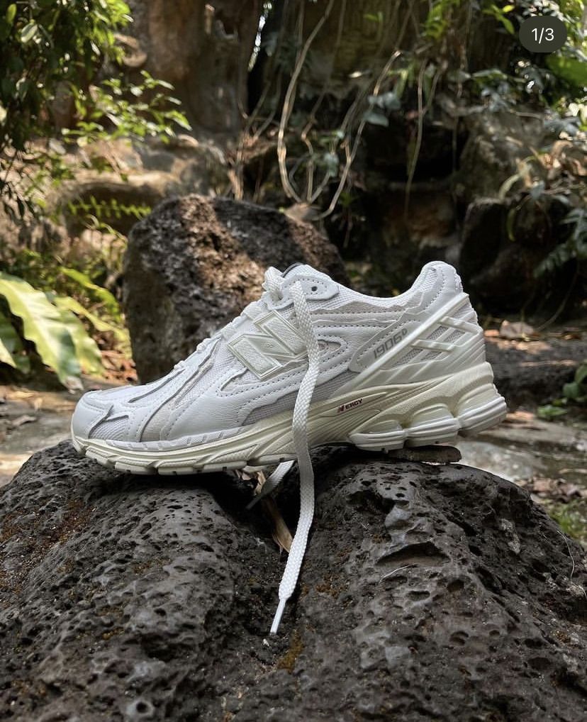 New Balance 1906D Protection Pack White on-feet gestyled met lichte broek voor cleane, zomerse look