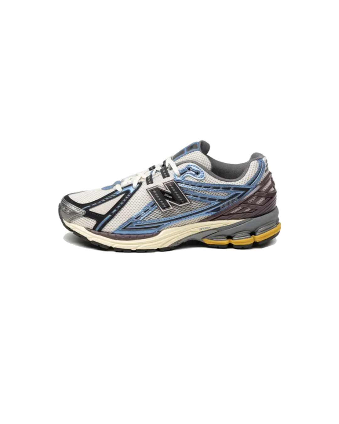 New Balance 1906R Blue Moonbeam zijaanzicht met pastelblauwe overlays en gebroken witte zool