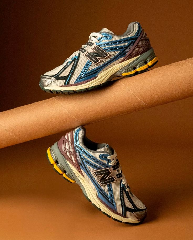 Bovenaanzicht van de New Balance 1906R Blue Moonbeam met subtiele branding en ademend materiaal