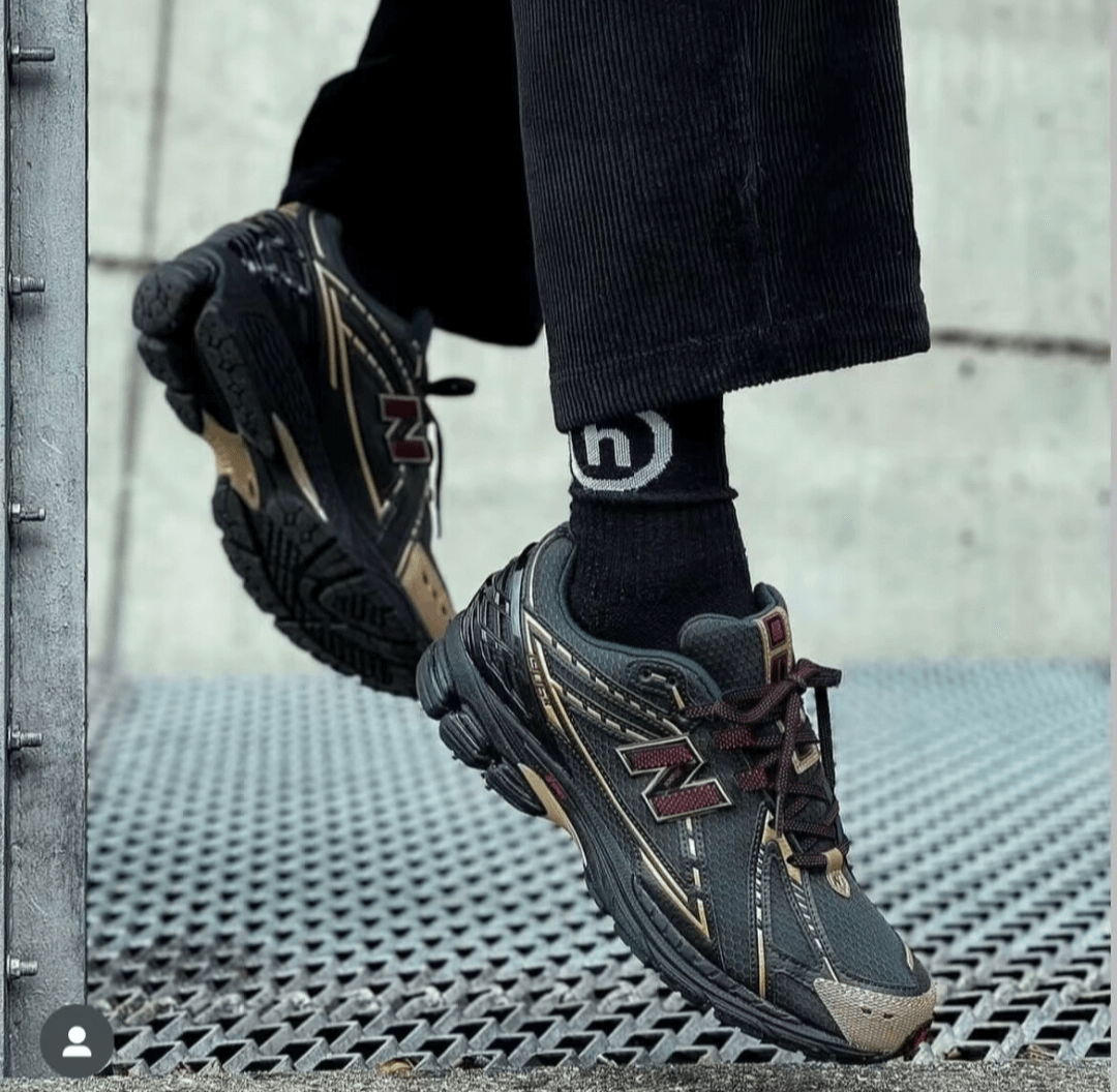 New Balance 1906R x Kith Black inclusief Kith-doos, extra veters en co-branded tonglogo