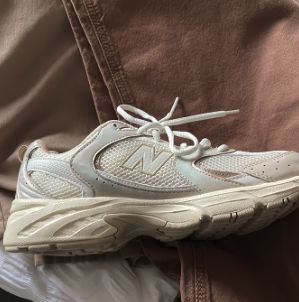 Bovenaanzicht van de New Balance 530 Beige Angora met ademend mesh, beige veters en minimal branding